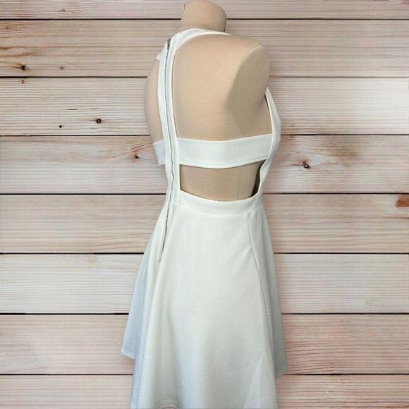 Charlotte Russe White Plunge Neck Cut-out back Skater Dress sz 6 - Picture 5 of 7